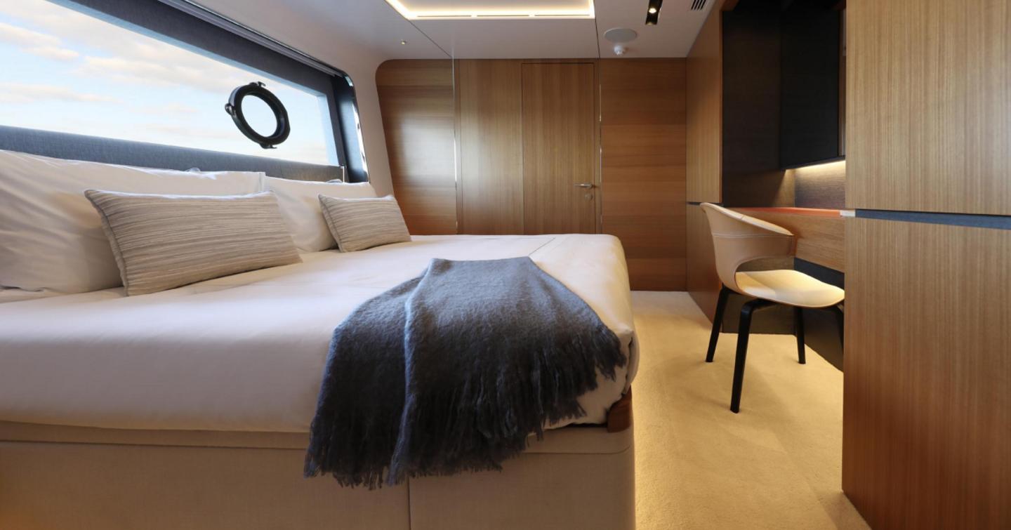 Ocean-Alexander-35-Puro-VIP-cabin