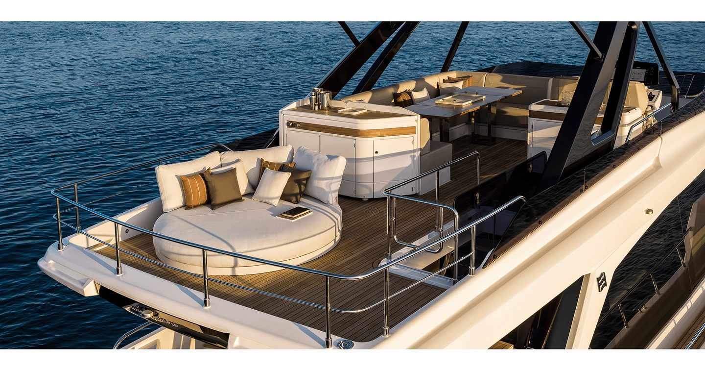 Ferretti 720 flybridge aft 