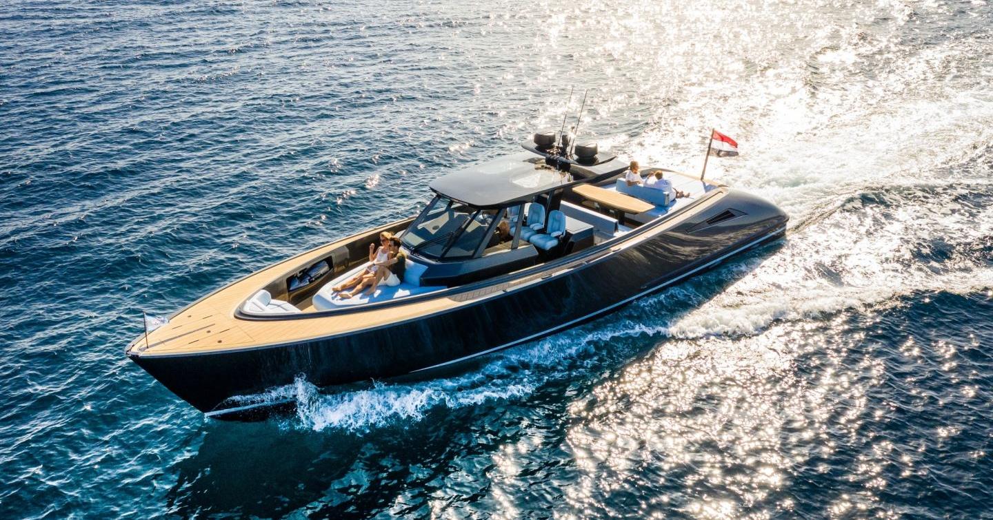Wajer 55S boat under way