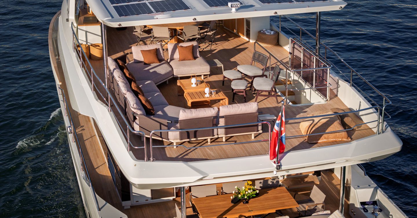 Numarine 27XP Explorer Yacht Maske sundeck with U-shaped beige seating and shaded alfresco dining 