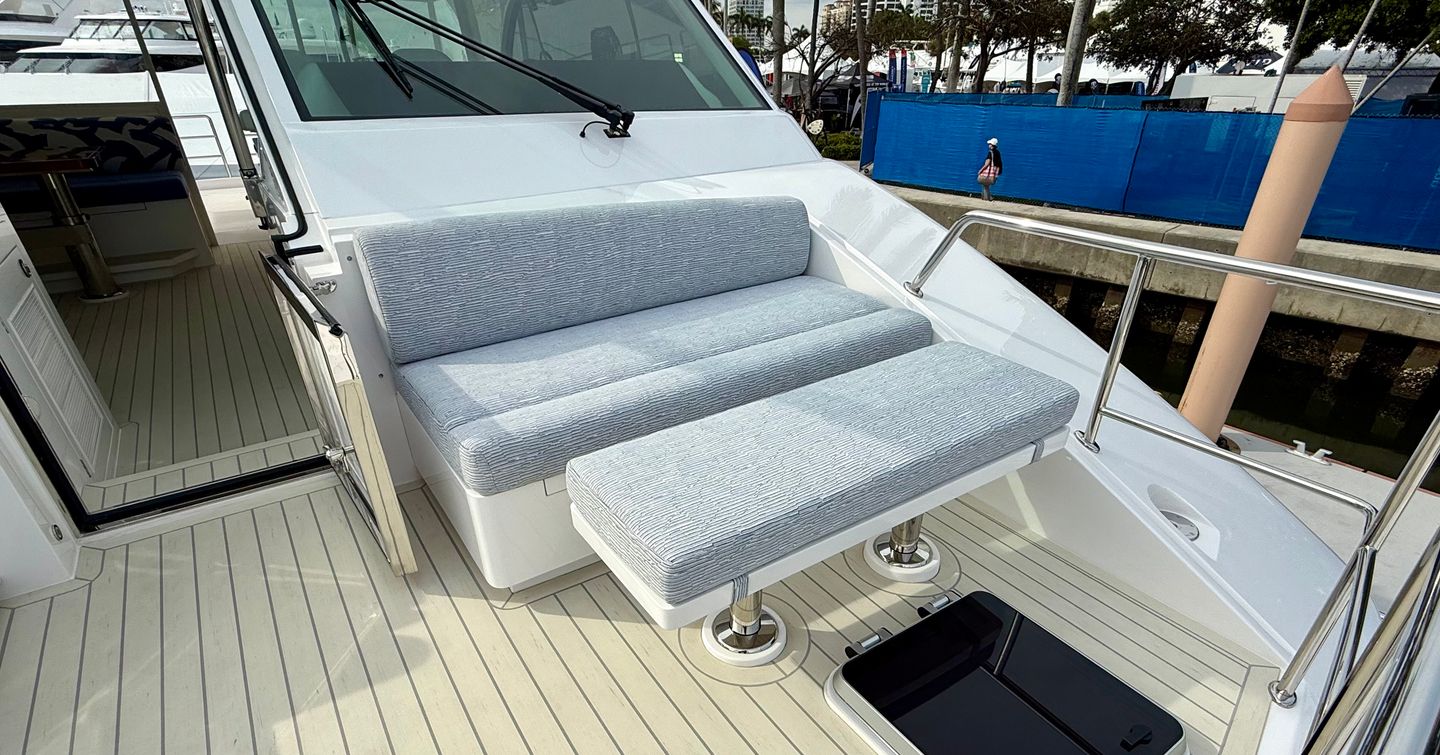 Horizon-PC60-foredeck-seating