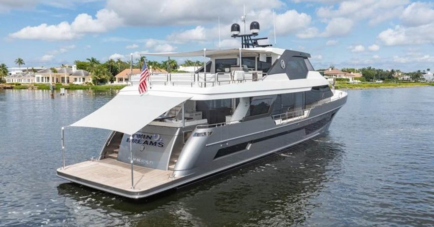 Aft shot of  Motor Yacht Twin Dreams 