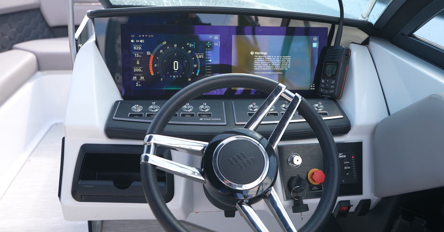 Four-Winns-H2-OB-Review-helm-station-dashboard