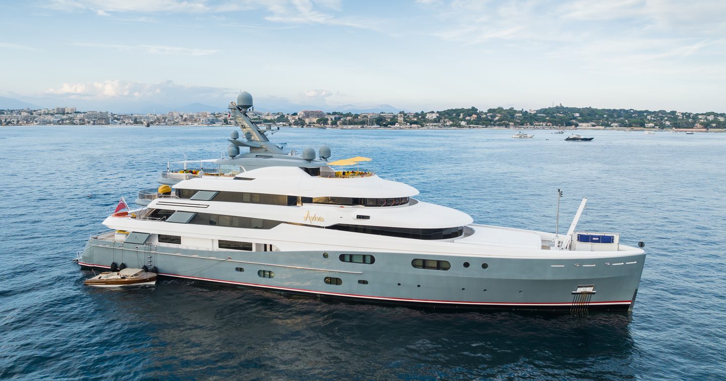 Superyacht Aviva at anchor 