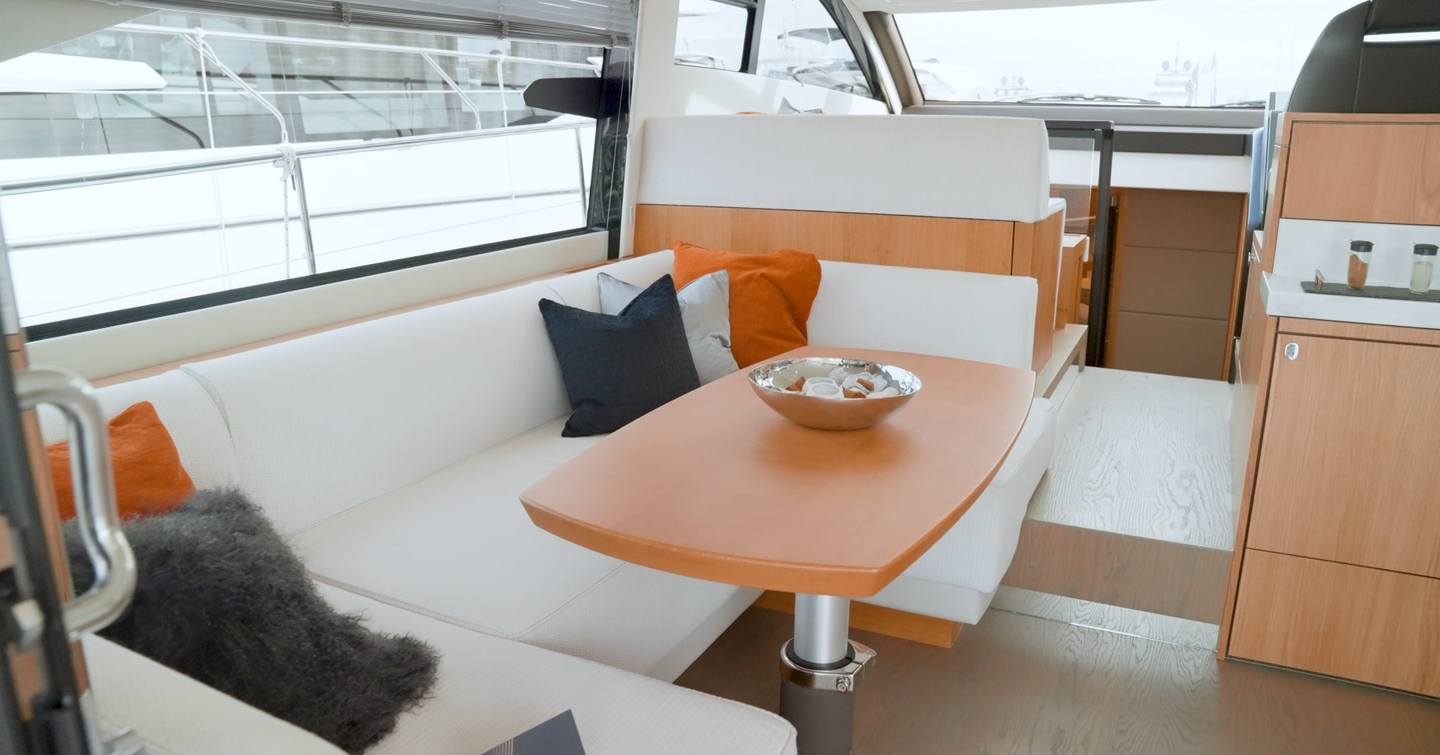 Fairline-Targa-50-GT-dinette