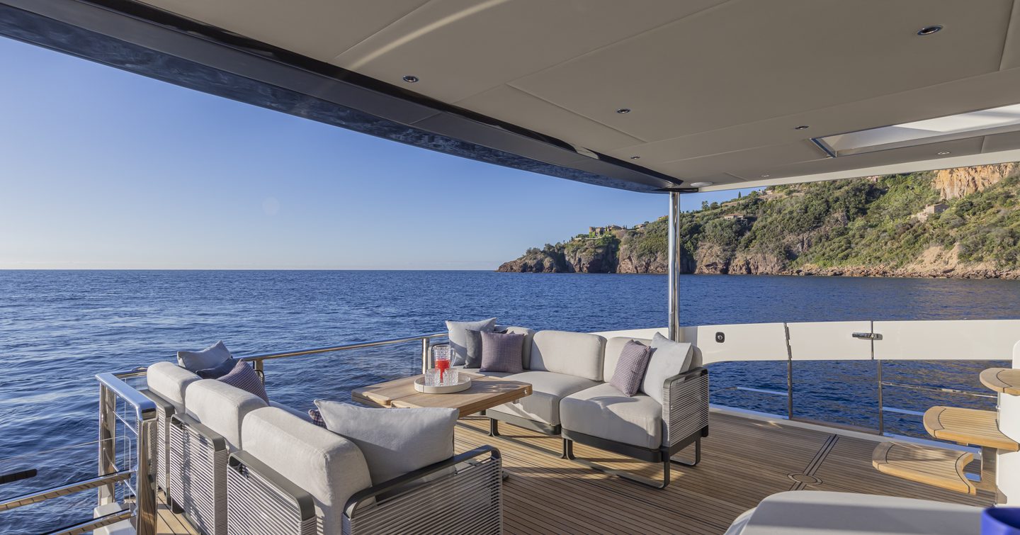 Absolute Navetta 75 cockpit 