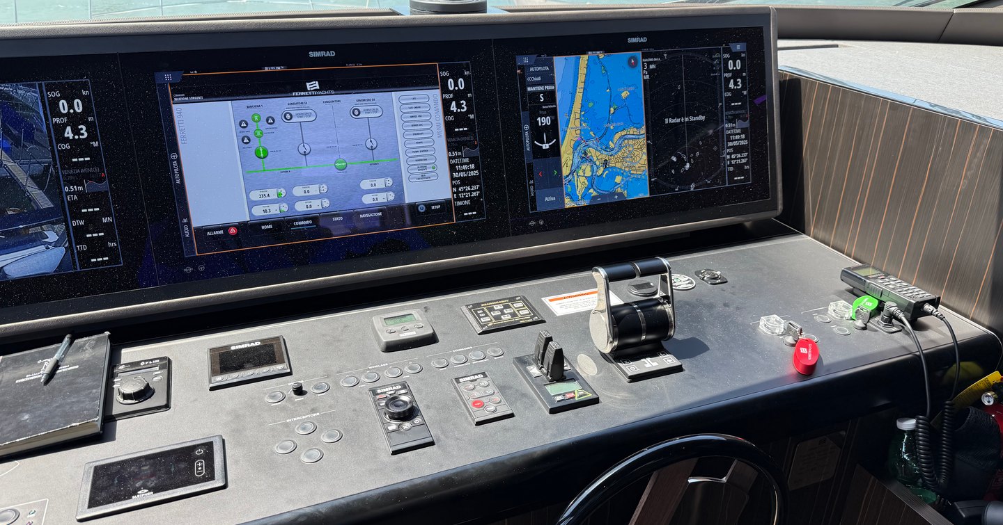 Ferretti-940-Review-lower-helm