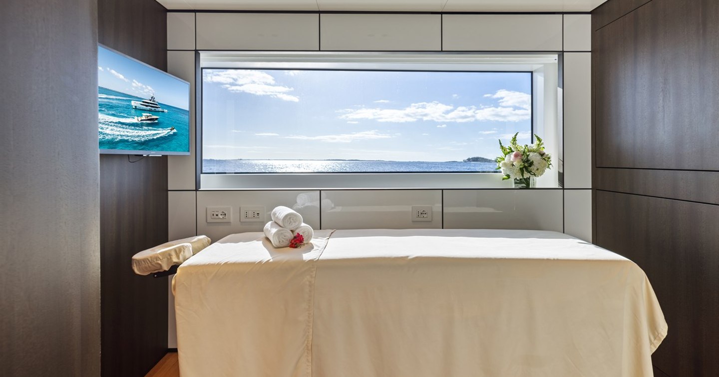 Superyacht Contigo massage table