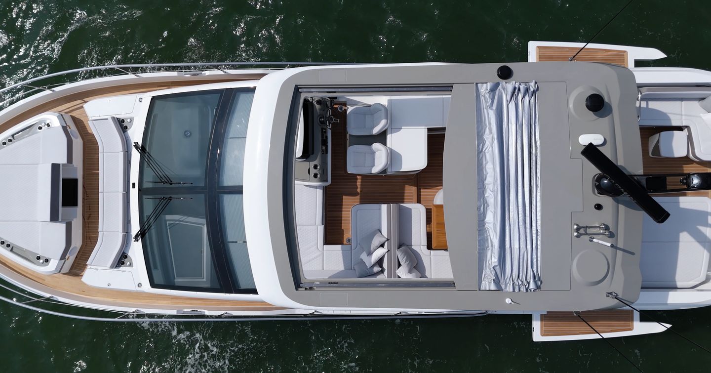 Pearl-63-Review-flybridge-overhead