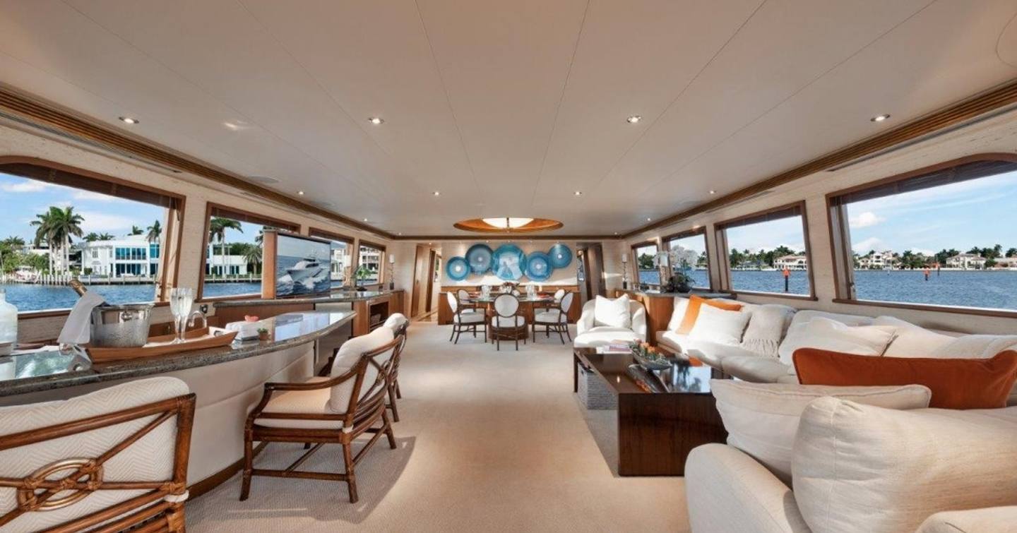 Motor yacht Island Girl's main saloon