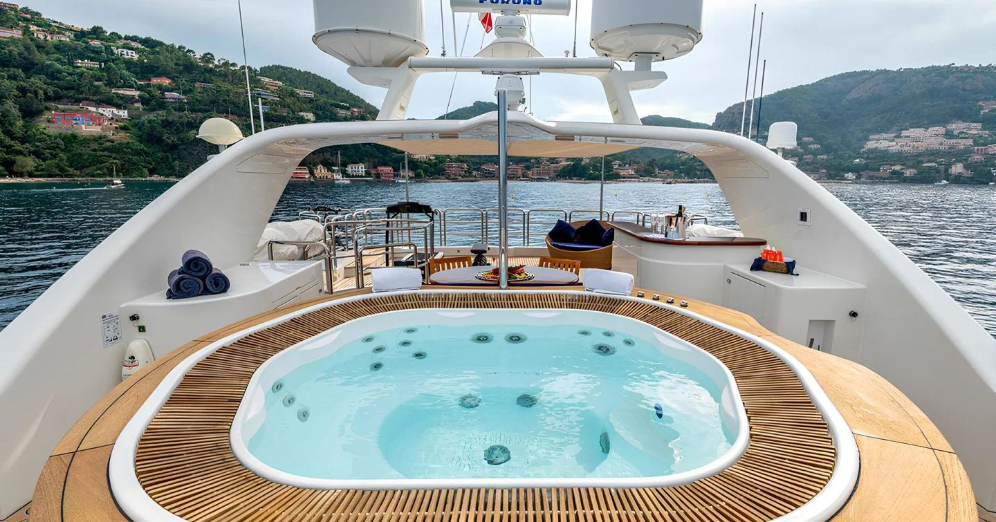Superyacht Sea BlueZ upper deck jacuzzi