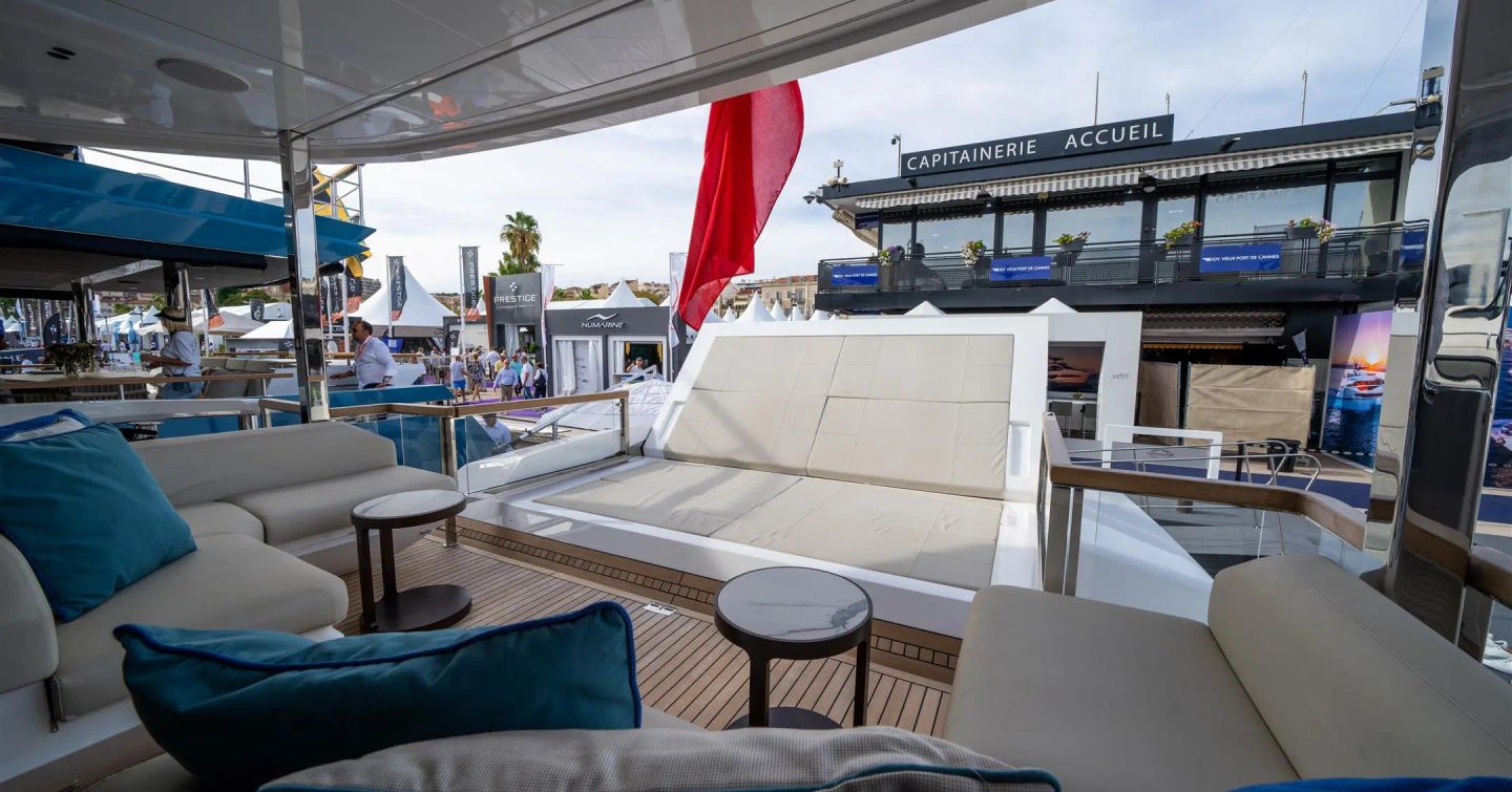 Sunseeker 100 Yacht cockpit 