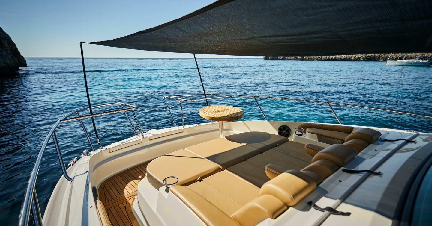 Sea-Ray-Sundancer-320-foredeck