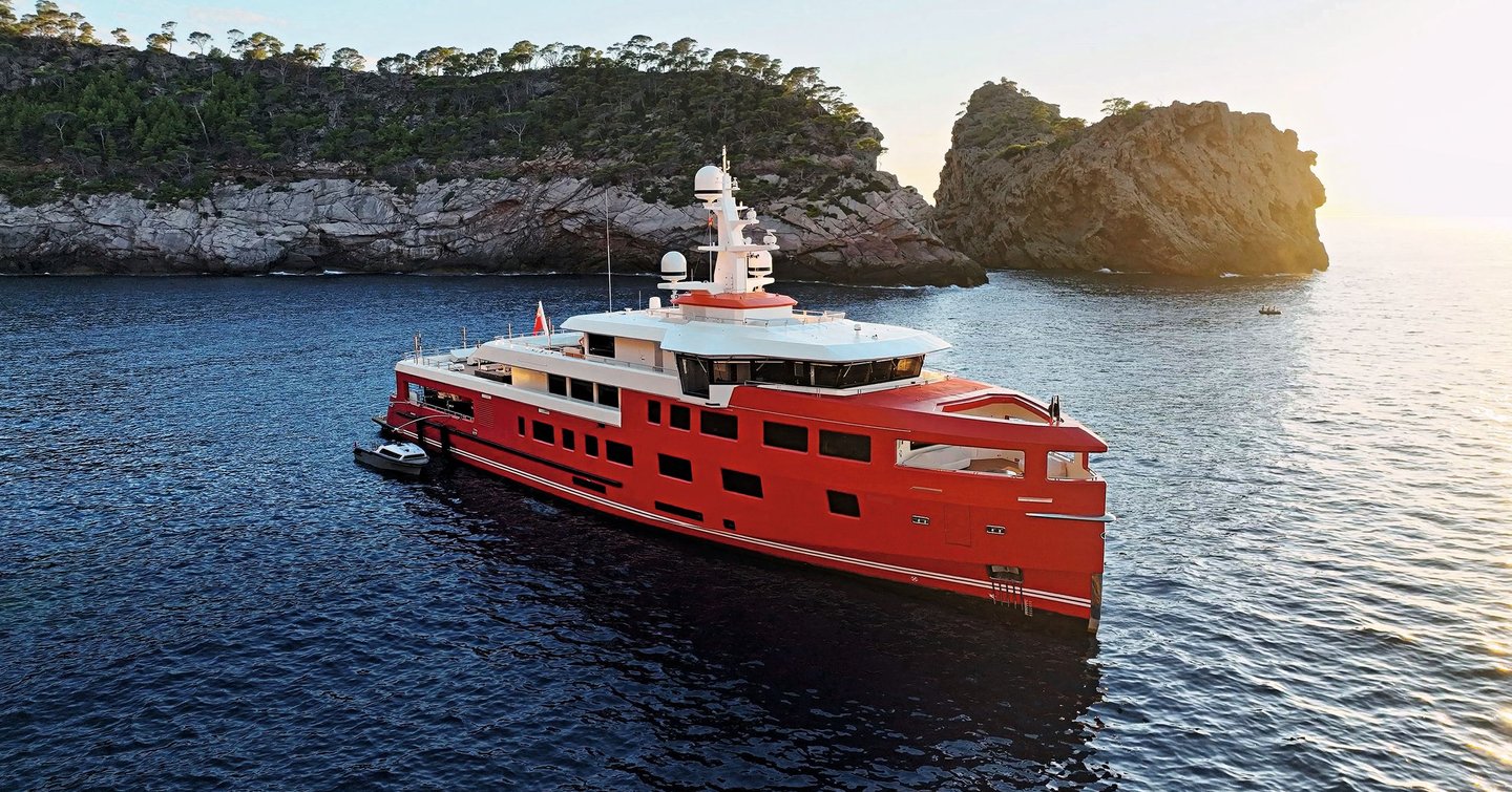Superyacht Akula at anchor 