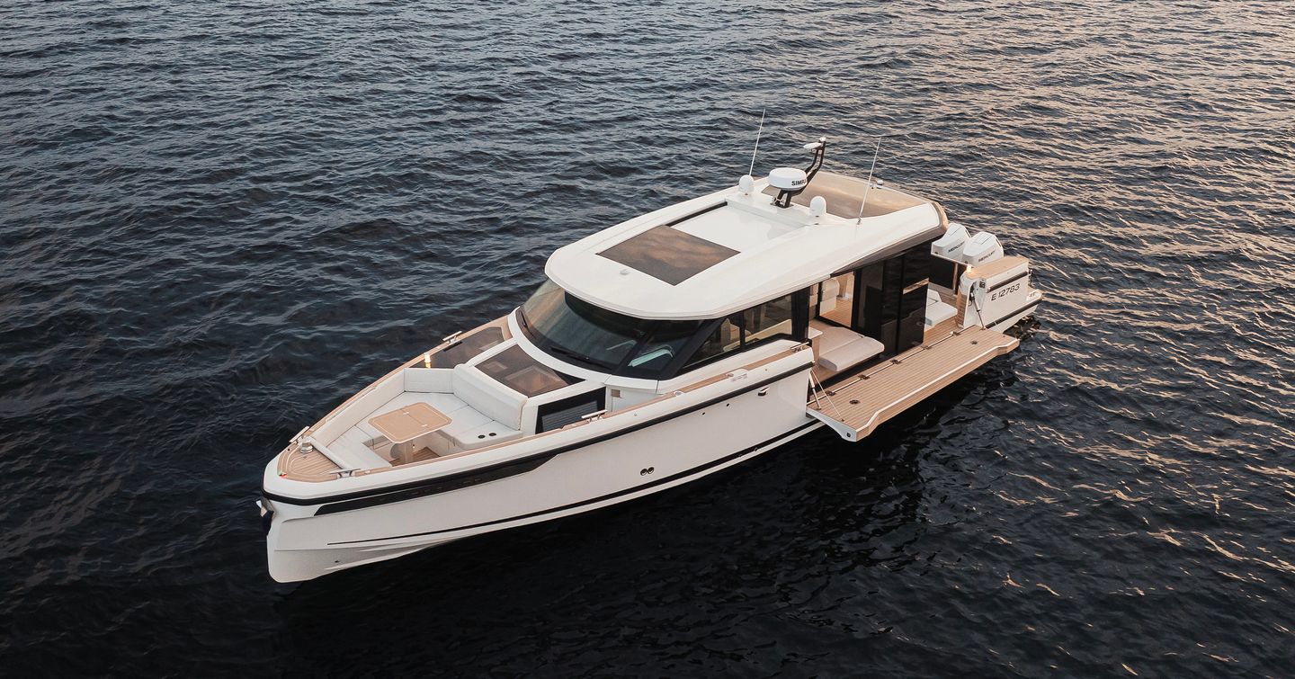 Saxdor 460 GTS at anchor side view 