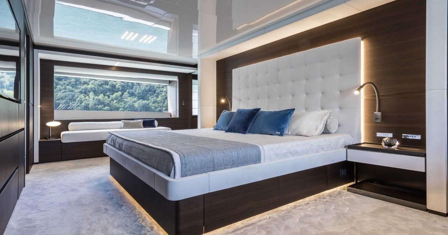 Motor Yacht Sokny owner's bedroom 