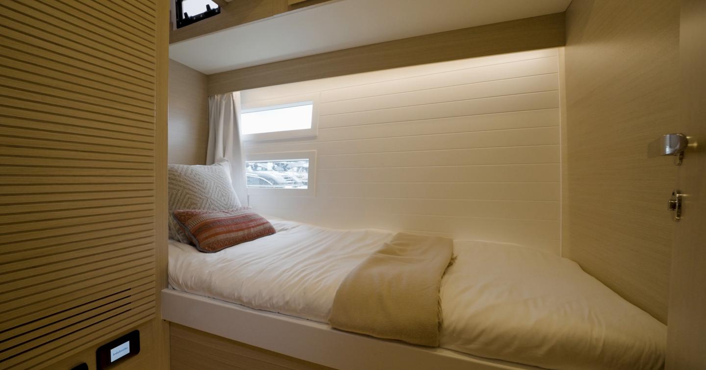 Delta-Powerboats-72-Review-single-cabin