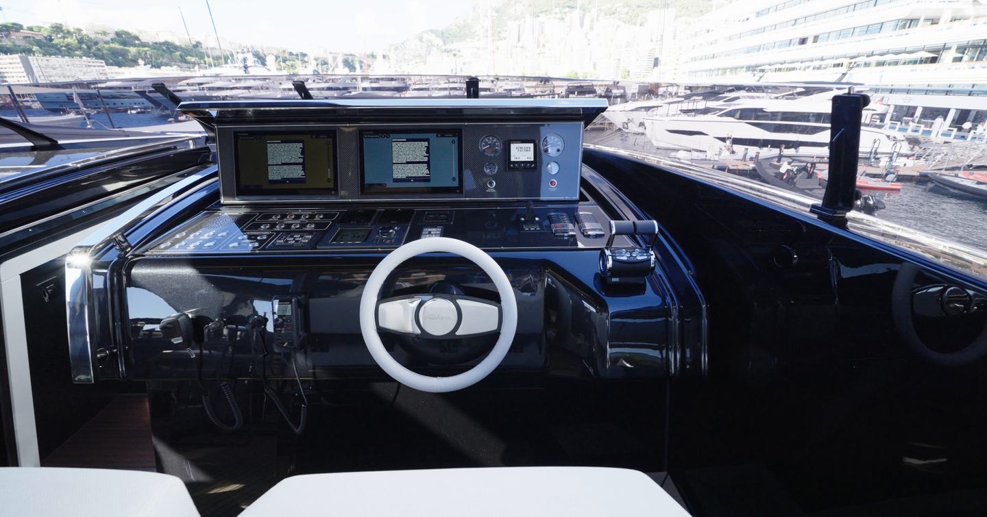 Riva-112-DolceVita-Super-Review-upper-helm-wheel