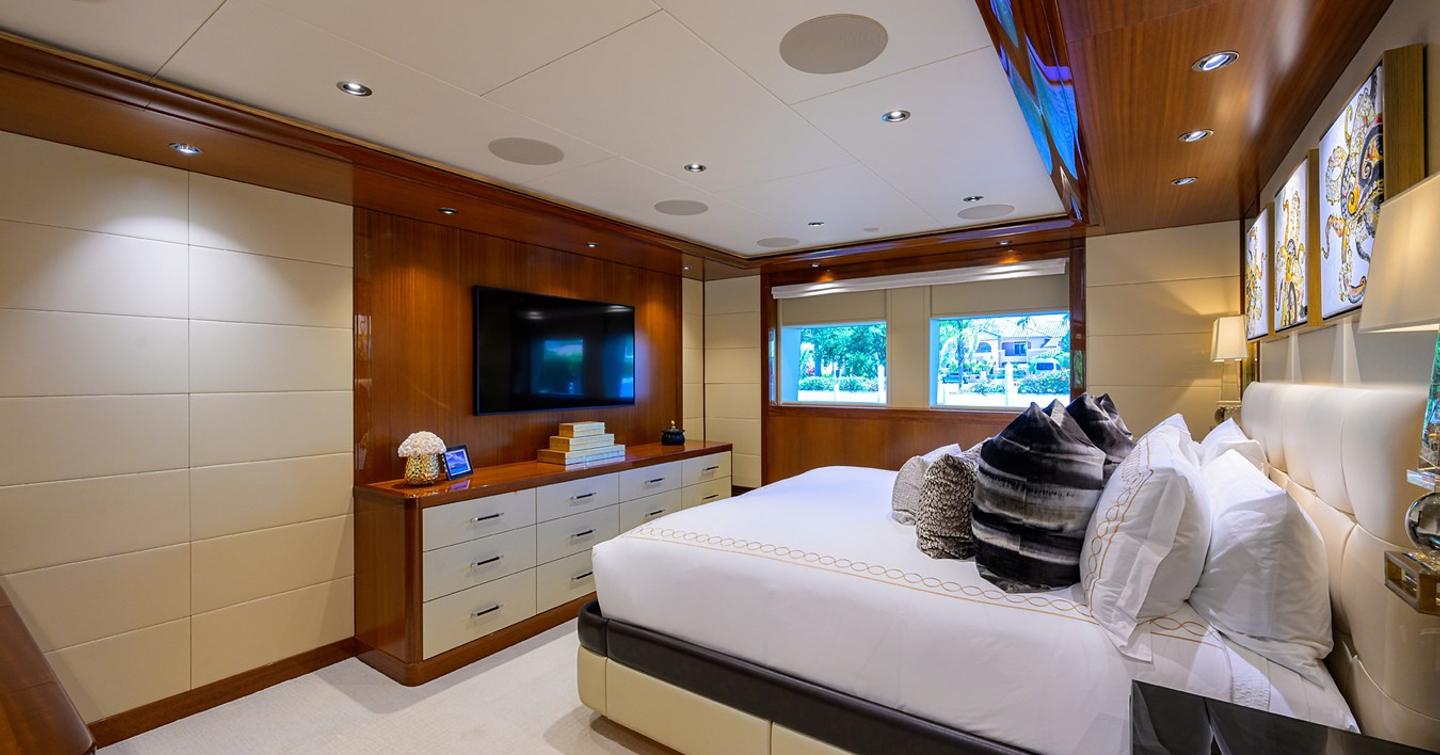 Superyacht Neenah master cabin