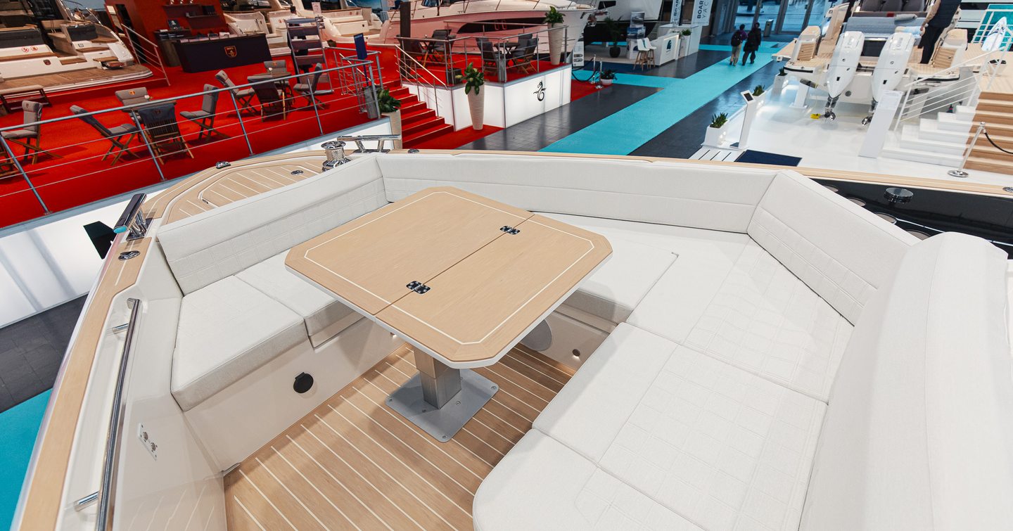 Saxdor-460-GTC-Review-foredeck-lounge-with-wraparound-seating-and-table