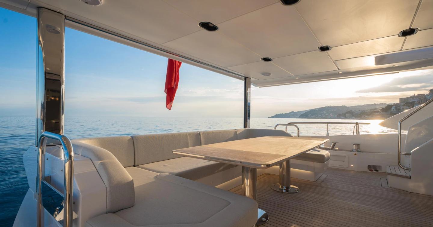 Motor yacht Dambar aft deck U-shaped seating