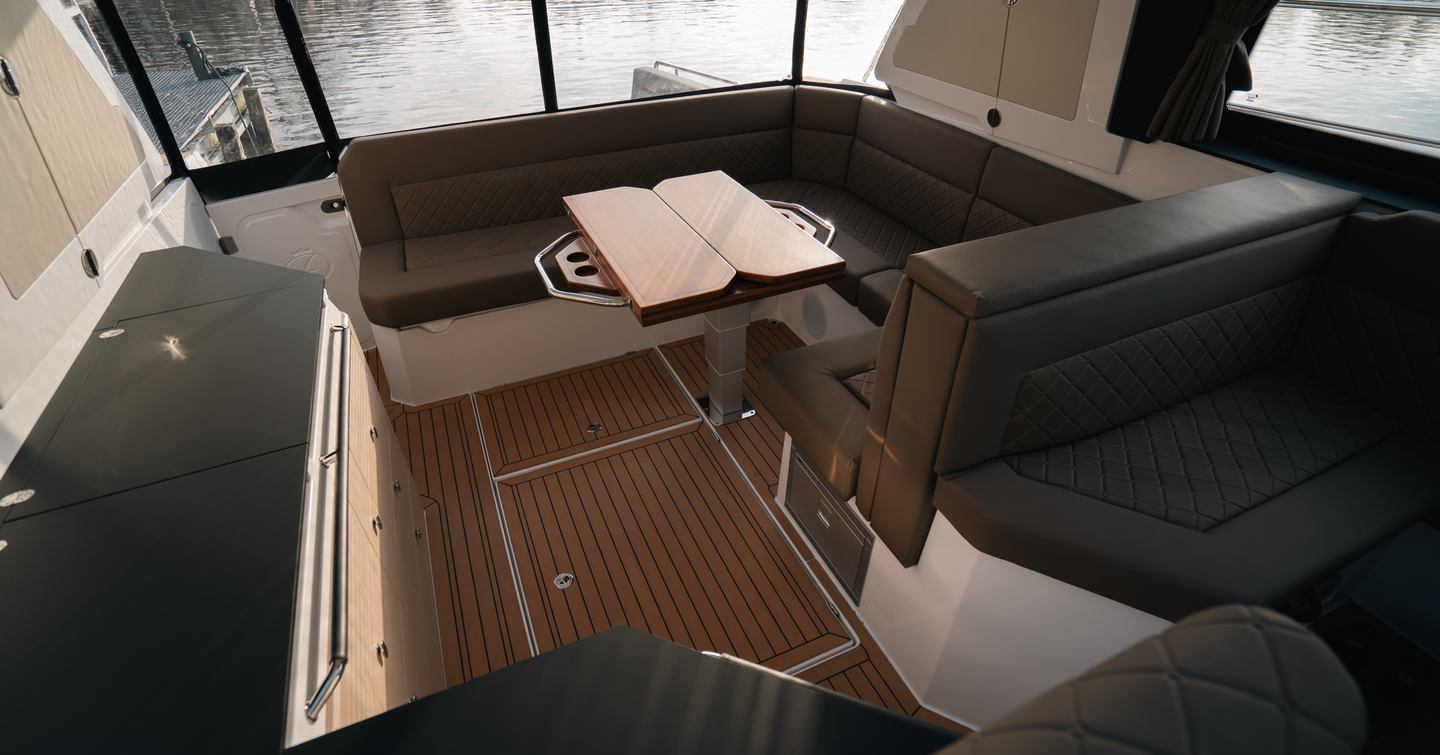 Aquador-400HT-Review-saloon-seating