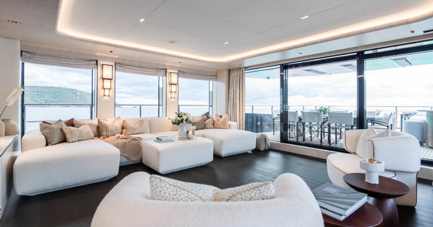 Expedition yacht M's skylounge