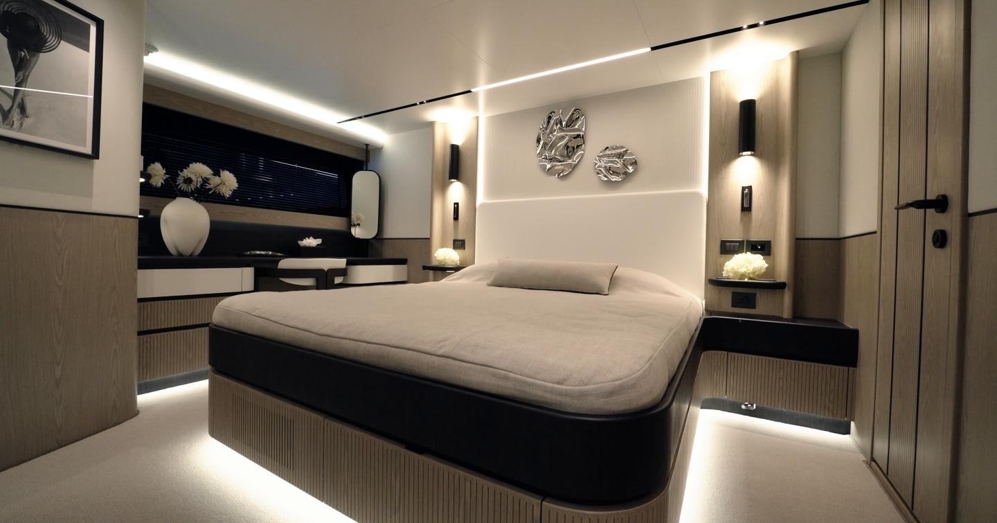 Pearl 73 amidships owner’s cabin with double bed and en suite bathroom