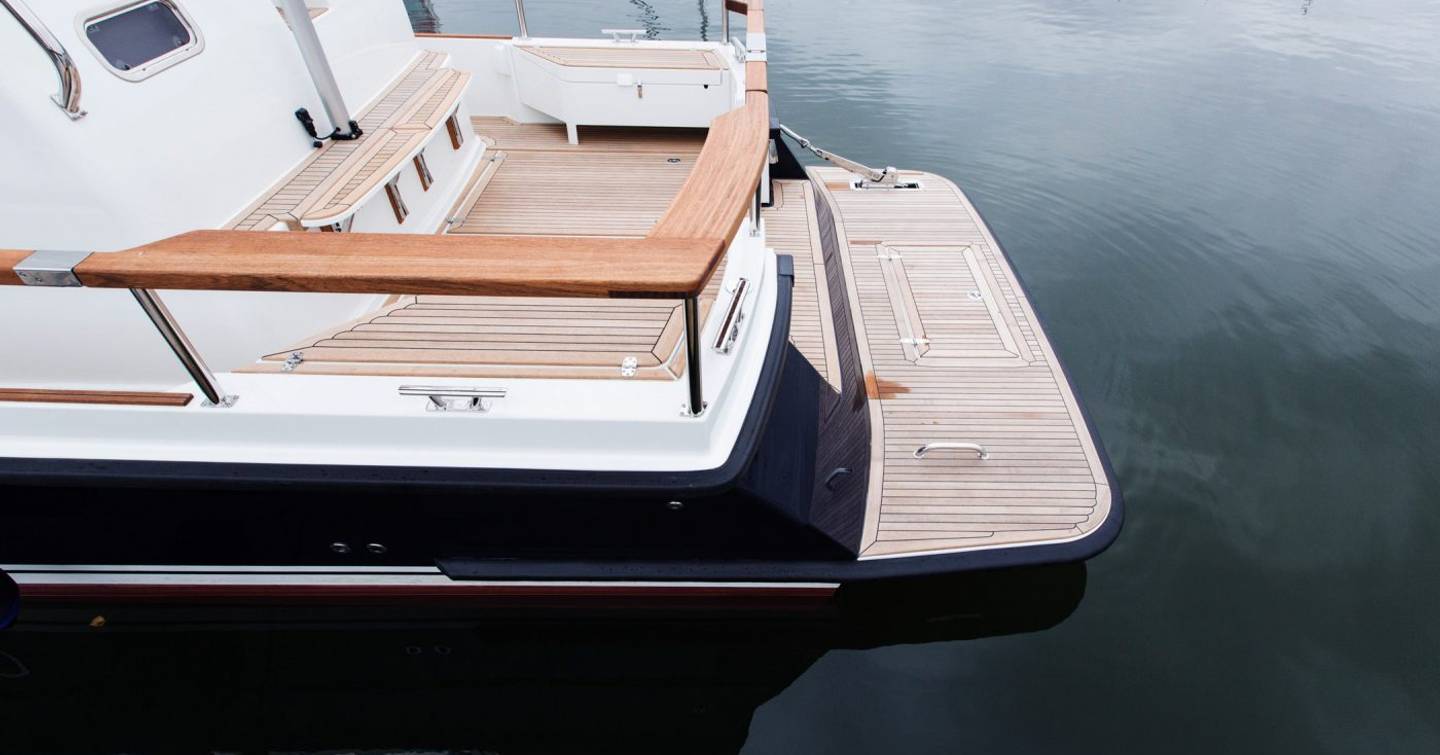 Targa-32-Coupé-swim-platform