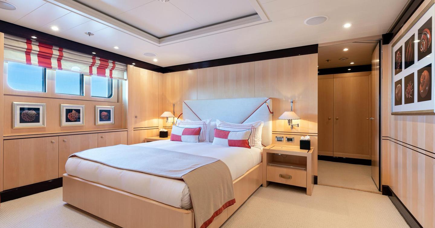 Superyacht Were Dreams guest cabin