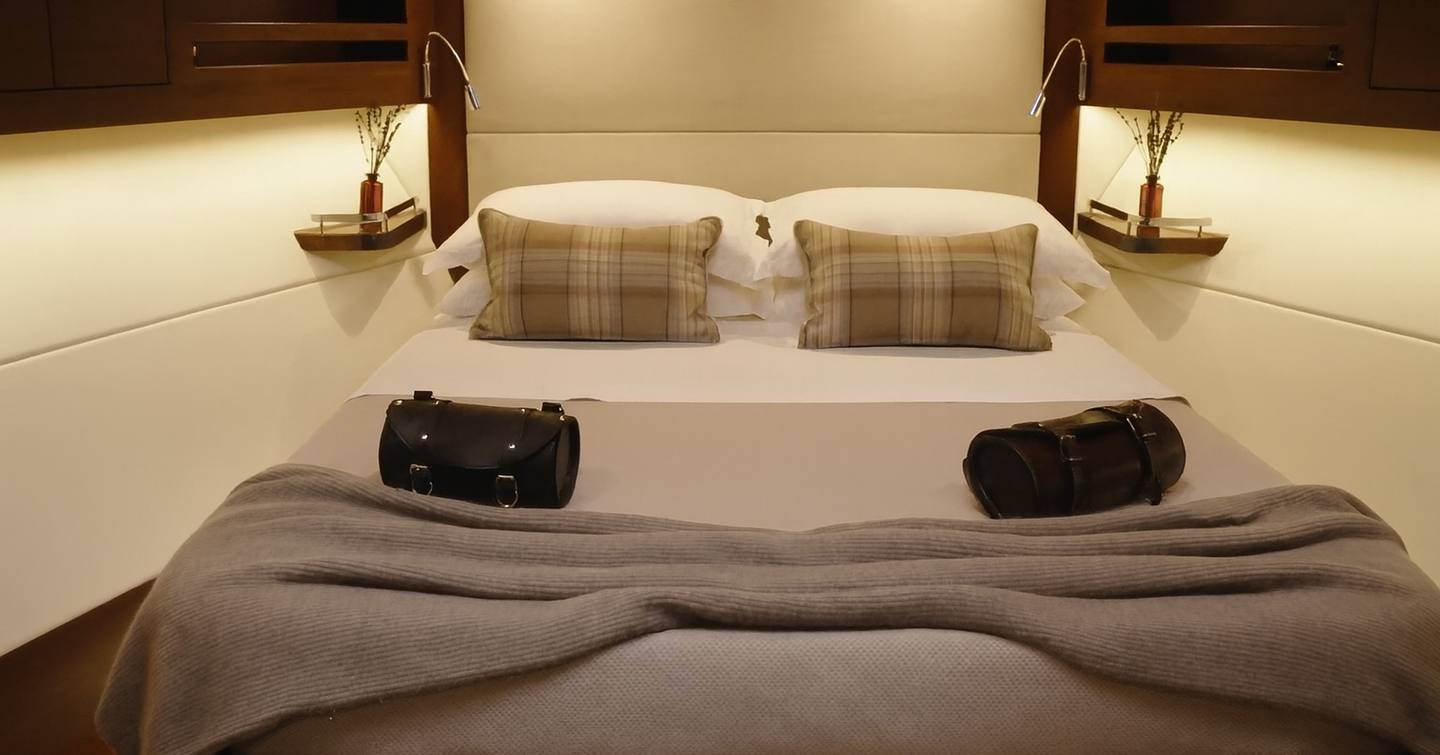 Grand-Banks-GB85-Skylounge-VIP-cabin