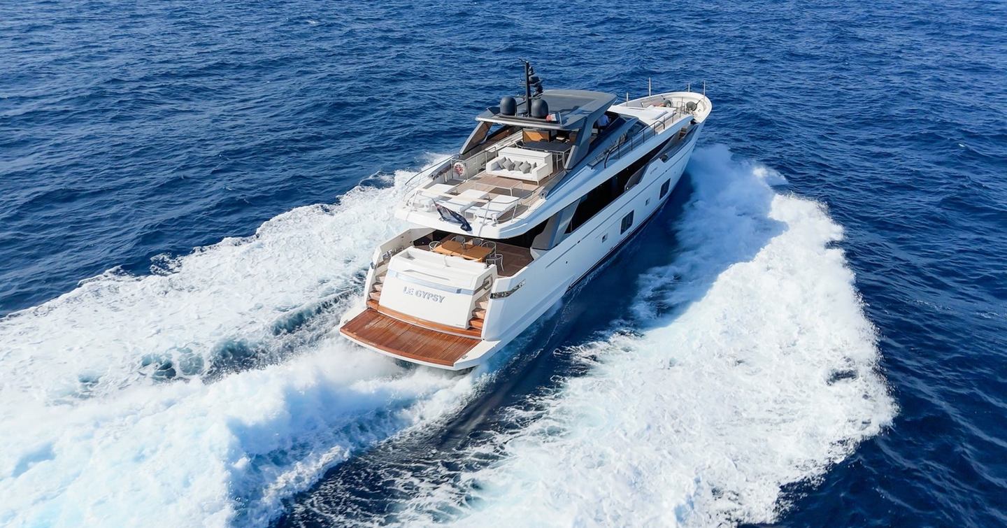 Motor yacht Le Gypsy under way 