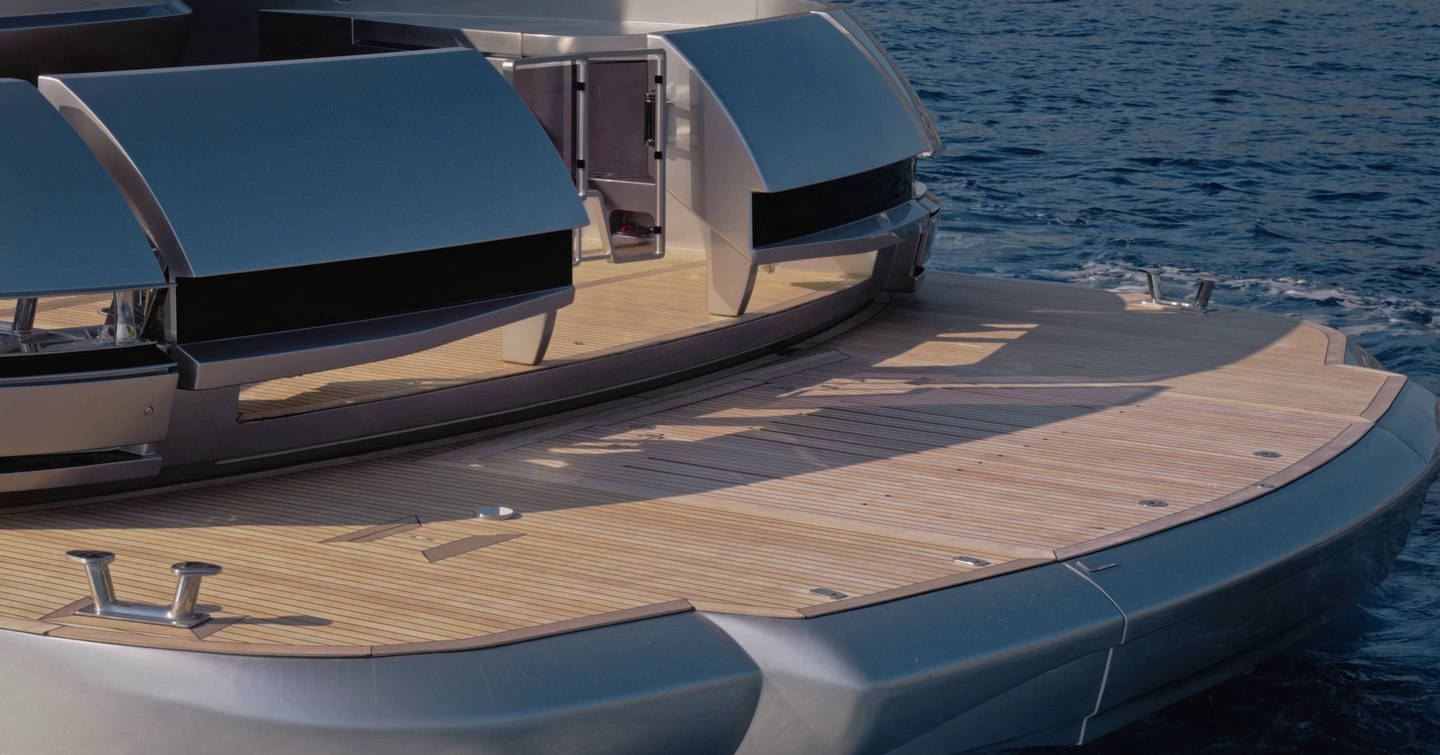 Pershing-GTX116-Review-swim-platform