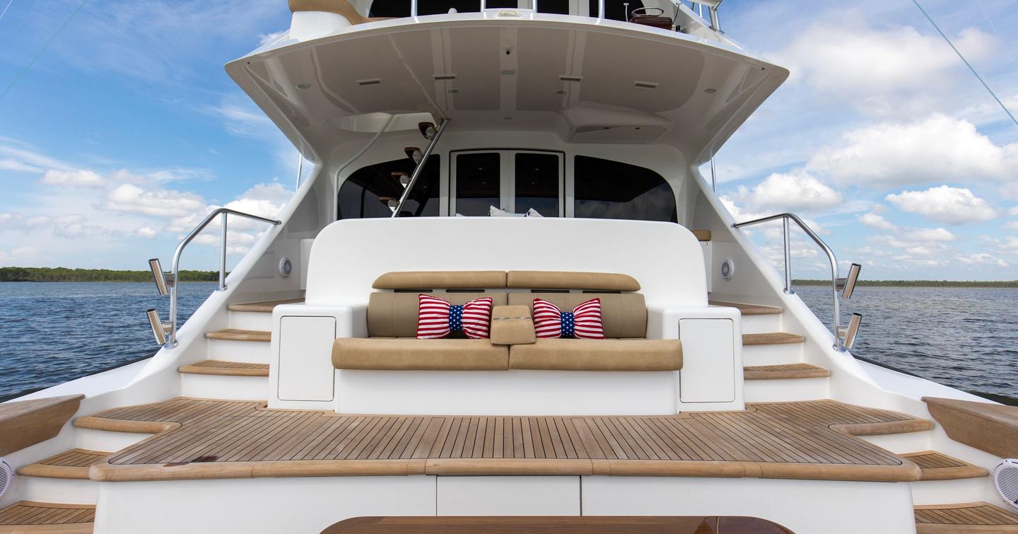 Viking 92EB Sportsfisher yacht Touche stern with integrated beige sofa 