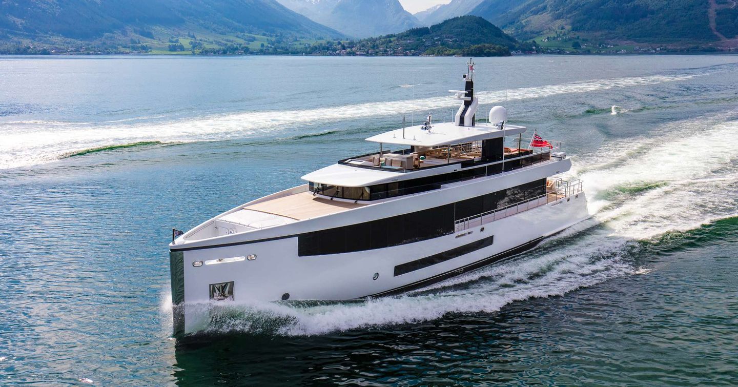 Superyacht Graycliffs under way 