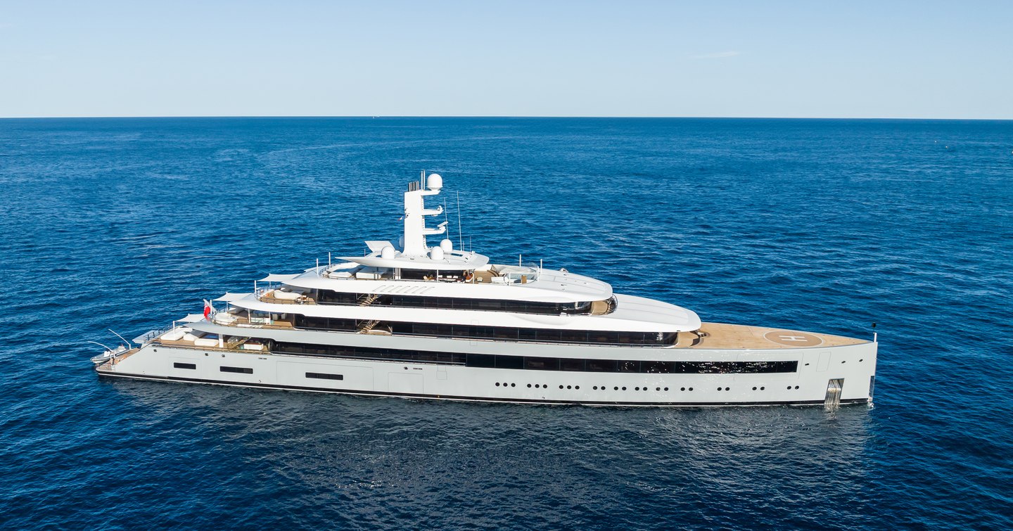 Superyacht Moonrise under way
