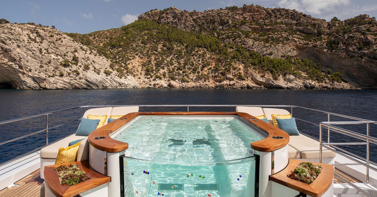 Moonen 122 Martinique Superyacht Lollipop sundeck jacuzzi