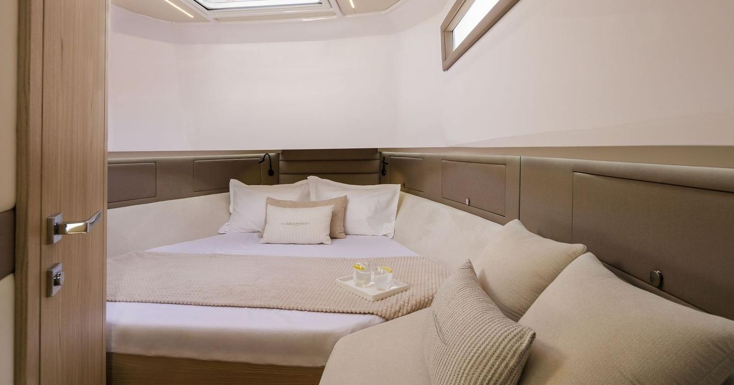 Technohull XPD 46 boat master cabin