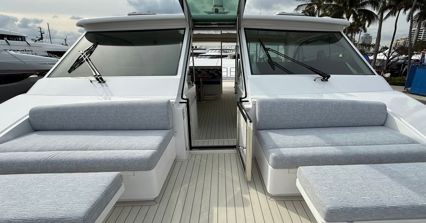 Horizon-PC60-foredeck-through-to-flybridge