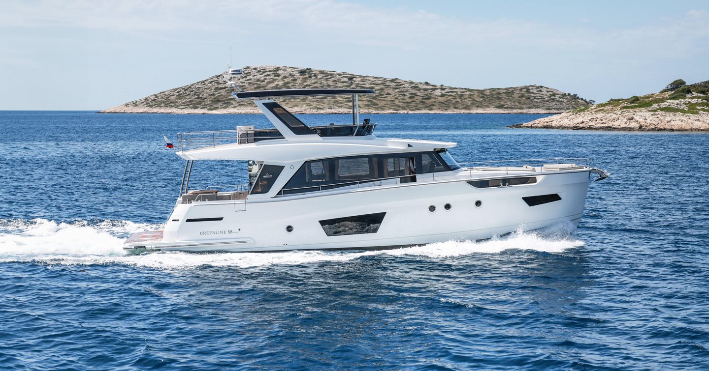 Greenline 58 Fly motor yacht under way 