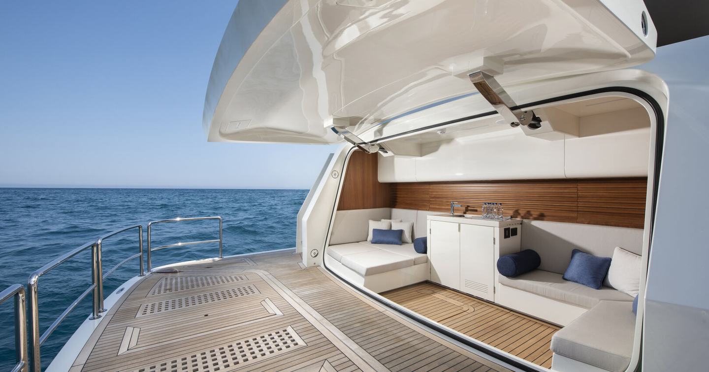 Lazzara UHV 100 Motor Yacht stern with hydraulic stern and integrated beach club
