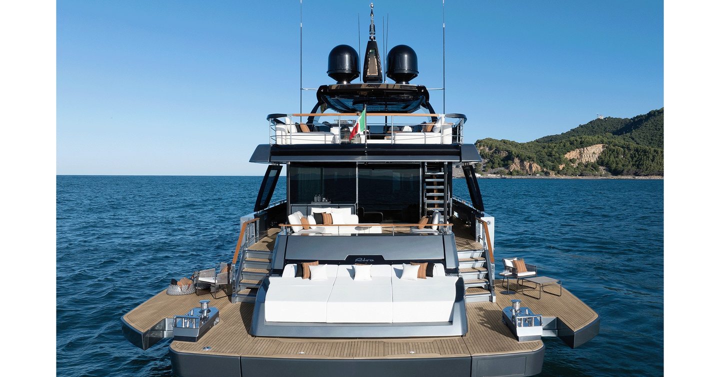 Riva-112-DolceVita-Super-Review-cockpit-aft-deck