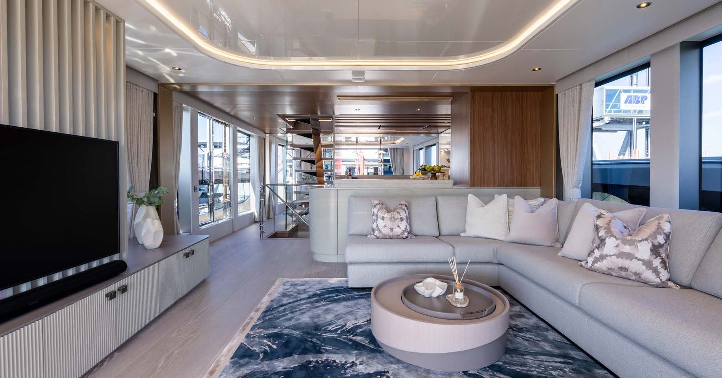 Sunseeker-Ocean156-aftlounge-midships-galley-layout