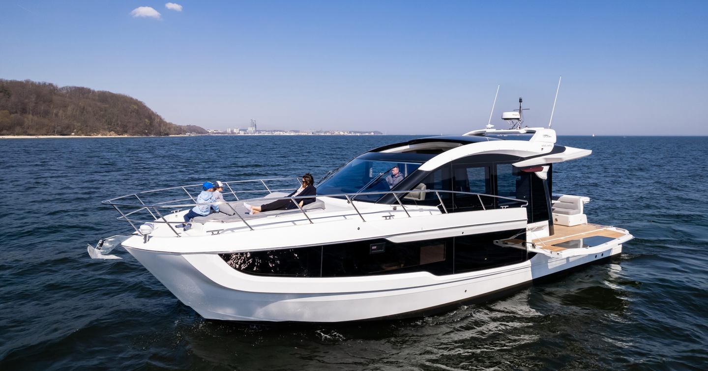 Galeon-450-HTC-side-view-balconies-down