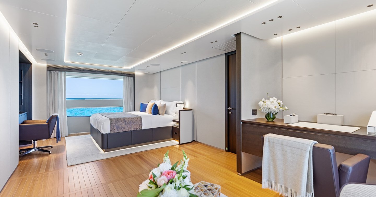 Superyacht Contigo master cabin
