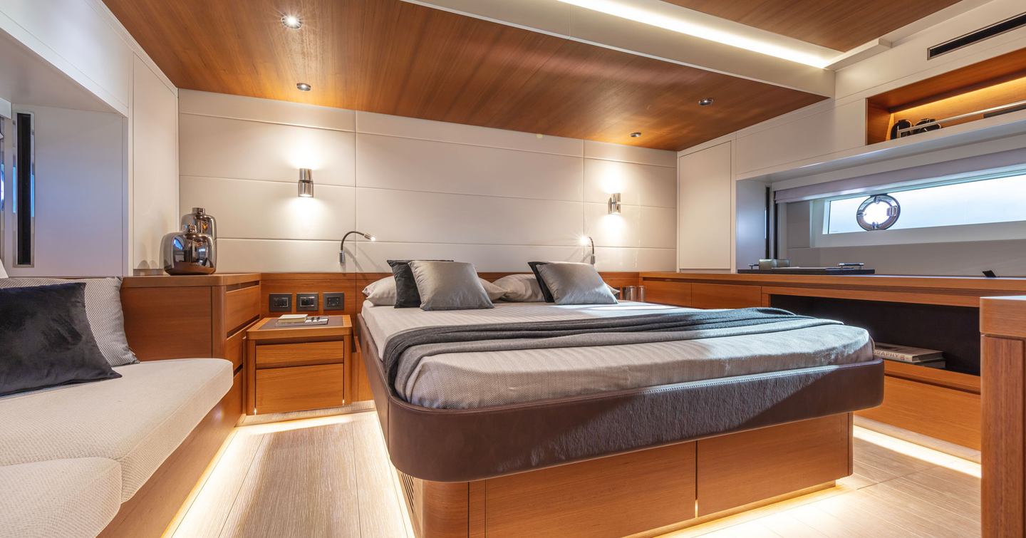 Pardo-E60-owner-cabin