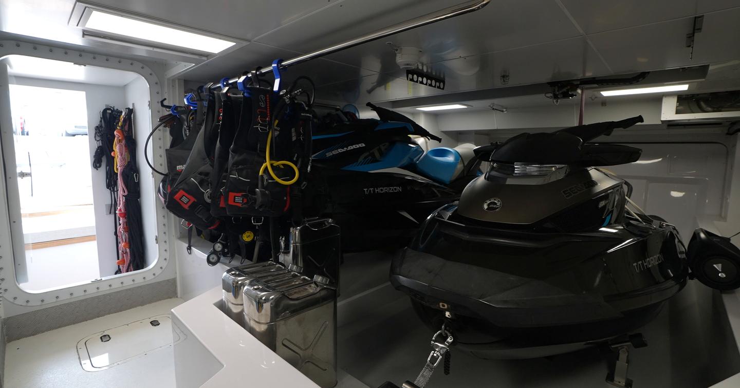 Custom-Line-Navetta-42-Review-toy-garage