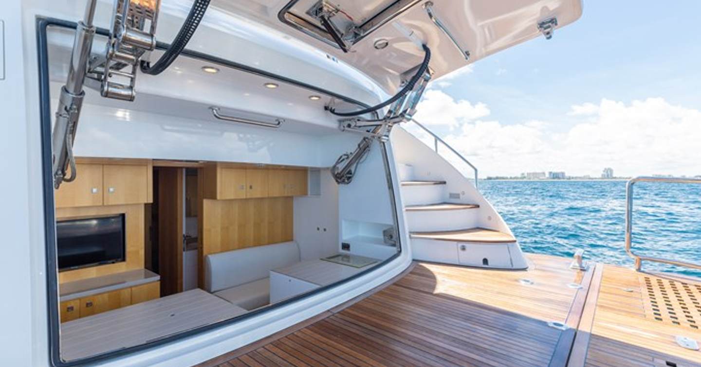 Motor Yacht Q beach club