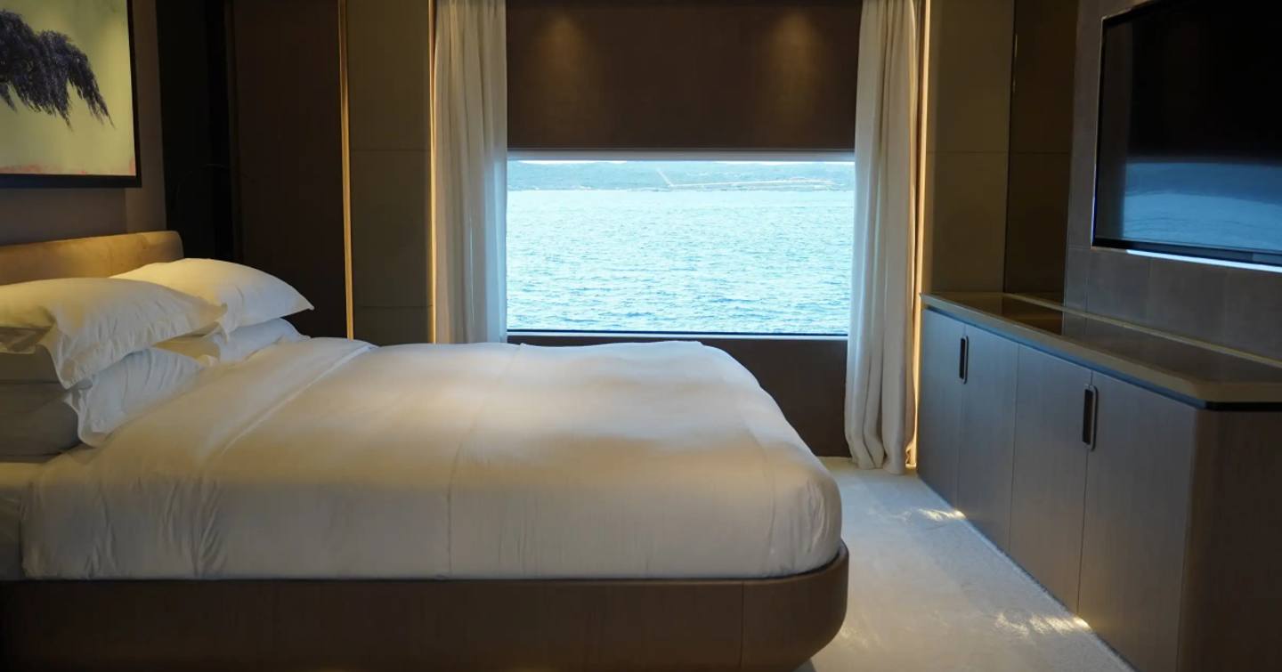 Motor Yacht Sodan owner's bedroom 