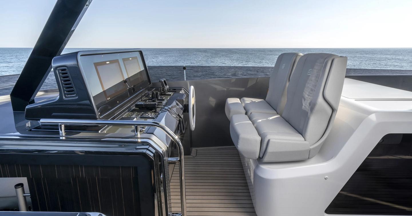 Ferretti-940-Review-flybridge-helm